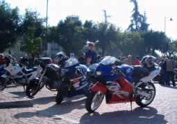 12 Raduno motociclistico in piazza Mariano.JPG